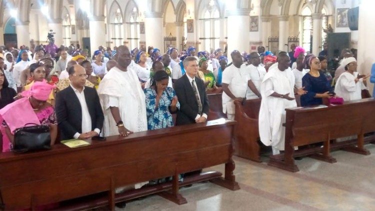 Um momento da missa de abertura em Lagos