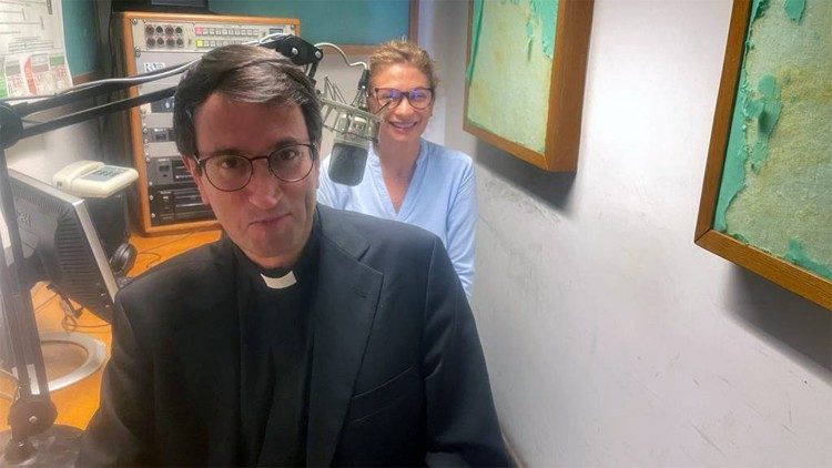 Mons. Goyarrola en los estudios de Vatican News-Radio Vaticano