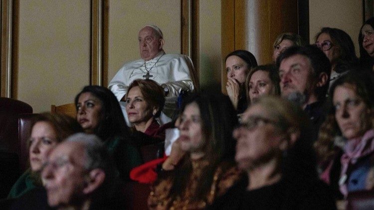 Papa Francesco guarda il film