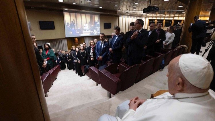 Il Papa durante la proiezione del docufilm in Aula Nuova del Sinodo