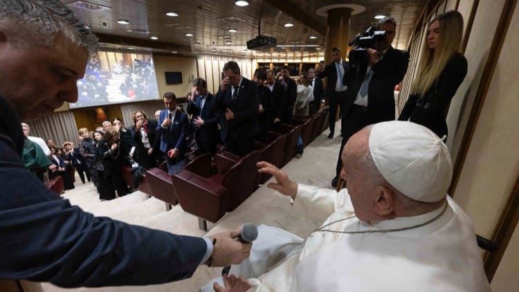 El Papa durante la proyección del documental en el Aula Nueva del Sínodo en el Vaticano