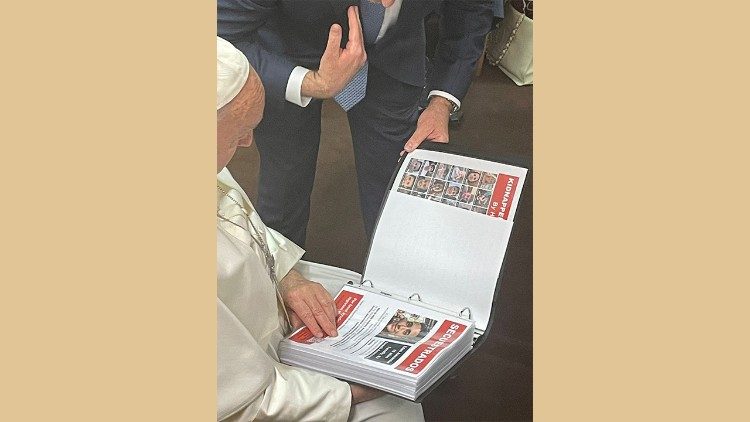 El libro presentado al Papa con las fotos de los rehenes de Hamás