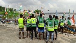 Des pêcheurs artisans à Abidjan en Côte d'Ivoire 