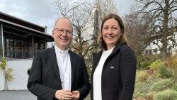 Caritas-Bischof Benno Elbs gratulierte Nora Tödtling-Musenbichler und betonte, er wisse die Caritas Österreich in besten Händen © Caritas Österreich