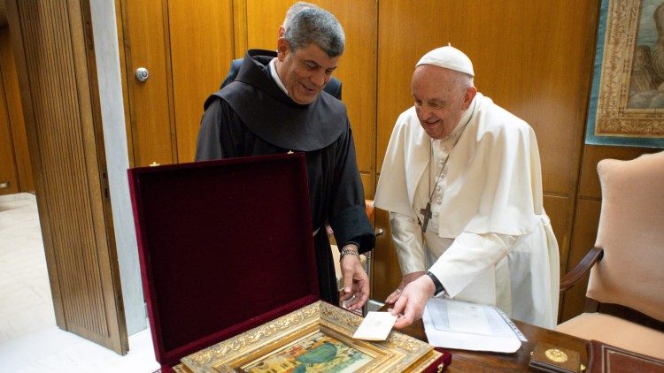 Papa Francesco con padre Ibrahim Faltas