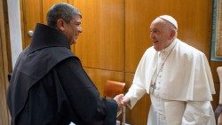 Papa Francisco com o padre Ibrahim Faltas
