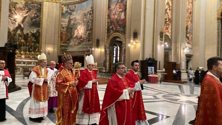 La processione di ingresso: davanti al cardinale Parolin, a destra il cardinale Gugerotti e più a sinistra l'esarca dei greco-cattolici ucraini in Italia Lakhovycz