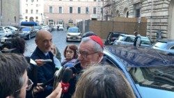 Kardinál Parolin hovoří s novináři před římským kostelem Sant'Andrea della Valle