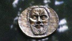 Bolyai János matematikus emléktáblája Marosvásárhelyen, Széchenyi Kinga alkotása