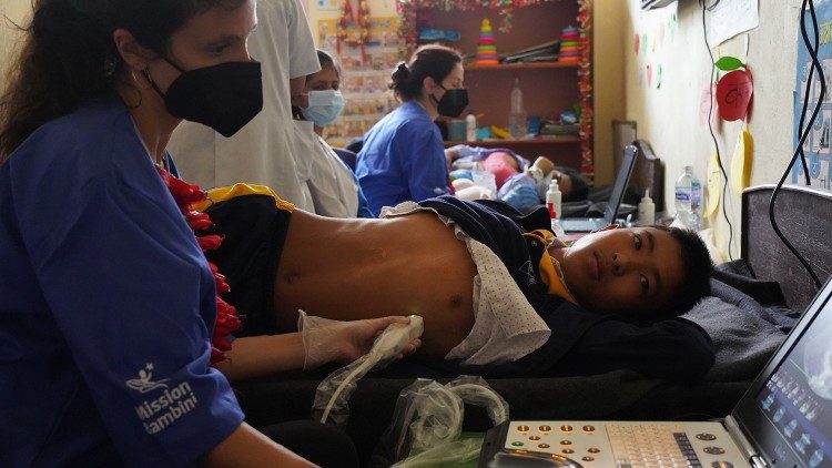 Un giovane paziente cardiopatico durante un controllo da parte del personale medico di Mission Bambini