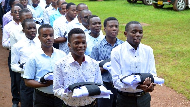 Waseminari 85 walivaa makanzu katika Seminari Kuu Ntungamo, Bukoba