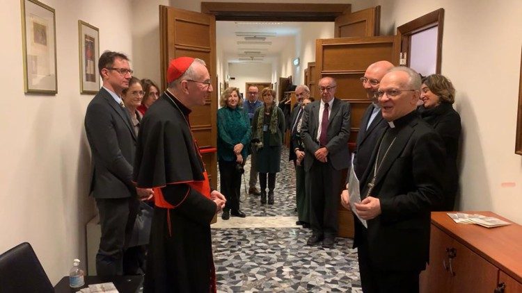 Il cardinale Parolin con i docenti della Scuola Vaticana di Biblioteconomia