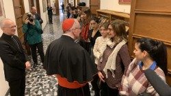 Il cardinale Parolin incontra gli studenti della Scuola Vaticana di Biblioteconomia, nella nuova sede di via della Conciliazione 7. Alla sua sinistra l'arcivescovo bibliotecario Zani