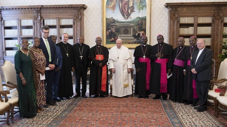 Le Saint-Père, recevant la délégation du Pacte Éducatif Africain selon l’esprit du Pape François, le 1er juin 2023.