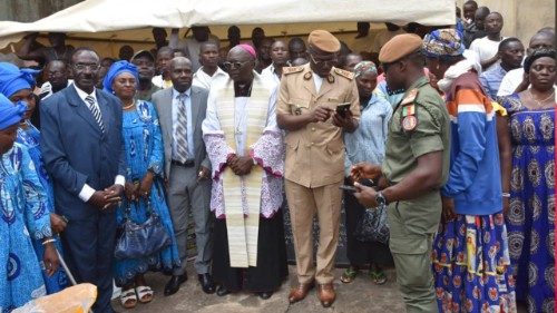 Cameroun: Mgr Lonsti a rendu visite aux détenus de la prison de Dschang