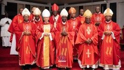 Mgr Mauricio Rueda, nonce apostolique, entouré des membres de l'épiscopat ivoirien