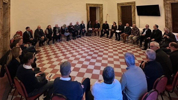 Setkání delegace obětí zneužívání z diecéze Nantes s Papežskou komisí pro ochranu nezletilých v prostorách římského paláce Maffei Marescotti