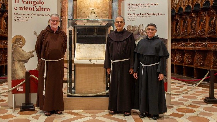 I Ministri Generali del Prim'Ordine francescano davanti alla Regola esposta nella chiesa superiore della Basilica di San Francesco lo scorso 16 settembre 