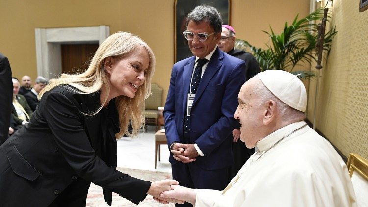 El Papa Francisco animó a Cecilia Bolocco a continuar su trabajo para dignificar el trabajo en favor de pacientes con cáncer y sus familias.
