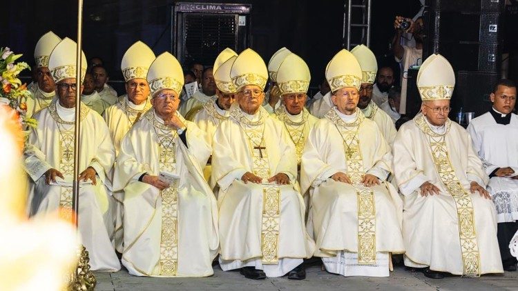 Arcebispos e bispos concelebrantes