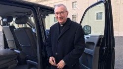 Vatikánský státní sekretář kardinál Pietro Parolin před odjezdem do Dubaje