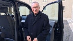 Kardinal Parolin på väg till Dubai