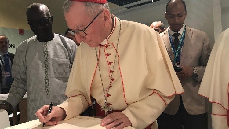 Il cardinale Parolin firma il Libro d'onore