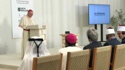O cardeal Parolin lê a saudação do Papa para a inauguração do Pavilhão da Fé (Vatican Media)
