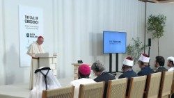 Parolin encabeza la delegación de la Santa Sede en la COP28 de Dubái ante la imposibilidad del Papa de viajar debido a la recuperación de la inflamación pulmonar que lo aqueja.