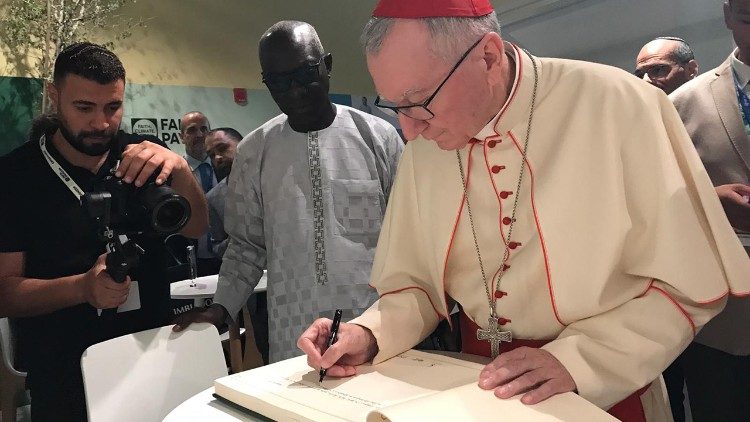 кардинал Паролин се подписва в Почетната книга