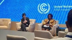 Emilce Cuda (links) auf der COP28 in Dubai