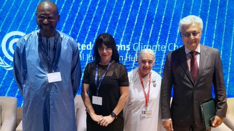 Emilce Cuda junto a otros participantes de la COP 28 en Dubái. 