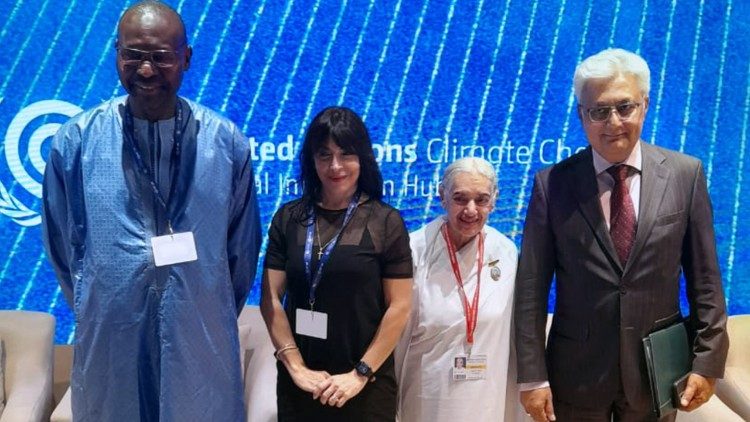 Emilce Cuda (seconda da sinistra) con altri partecipanti alla Cop28 di Dubai