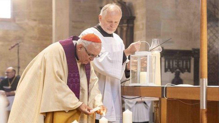 El cardenal Ramazzini en la inauguración de la campaña de Adveniat, en la catedral de Erfurt, Alemania