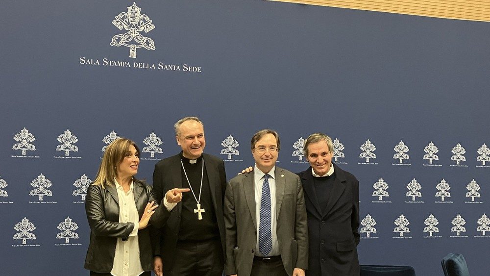 De izquierda a derecha: Flavia Filippi, Cardenal Mauro Gambetti, Presidente Giovanni Russo y Arnoldo Mosca Mondadori