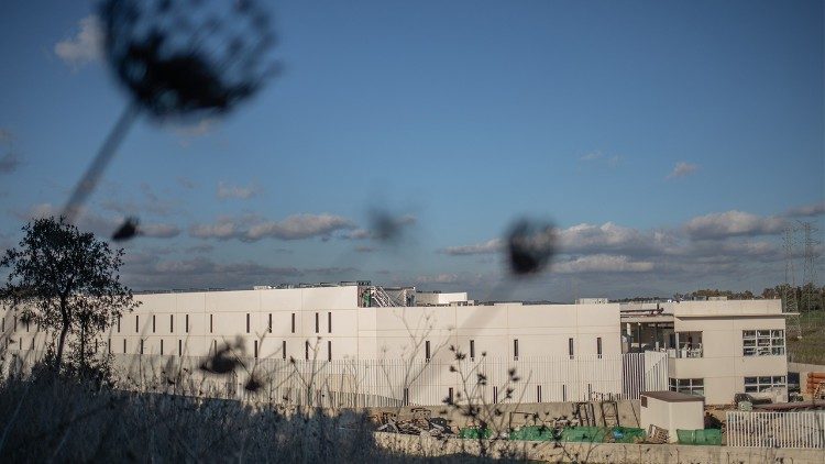 A pocos metros de la cárcel de Botafuegos, en Algeciras, se está terminando de construir el cuestionado nuevo Centro de Internamiento de Extranjeros, con capacidad para 500 personas a la espera de ser expulsadas de España. (Giovanni Culmone/Global Solidarity Fund)