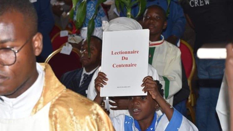 Procession, lors de la célébration du centenaire de la mission catholique de Nden, dans le diocèse de Sangmelima, au Cameroun, le 2 décembre 2023.