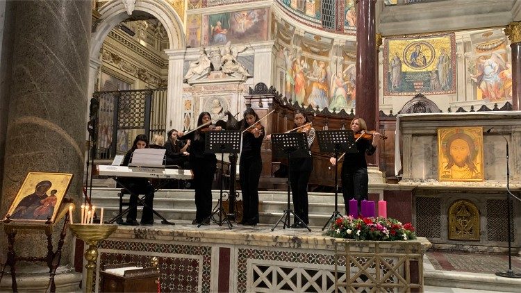 I violini della Scuola Magnificat di Gerusalemme nella Basilica di Santa Maria in Trastevere