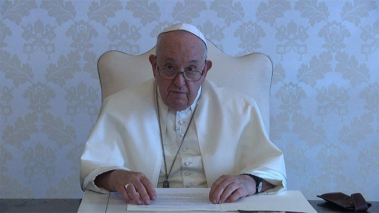 Papež med snemanjem video sporočilom