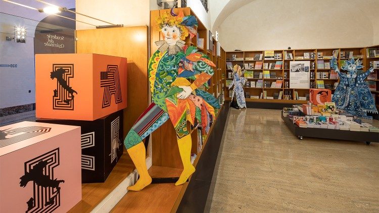 Allestimento della libreria delle Scuderie con cartonati di Emanuele Luzzati