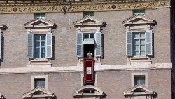 Папа праводзіць малітву Анёл Панскі з акна Апостальскага палаца