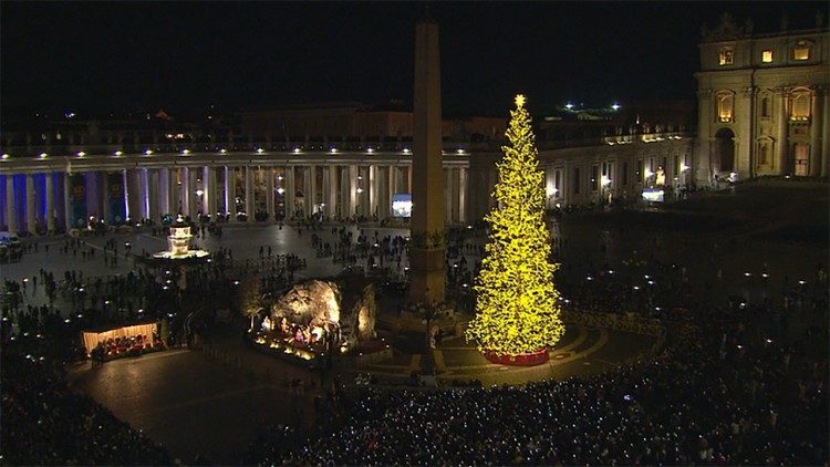 성 베드로 광장의 성탄 구유와 성탄 나무