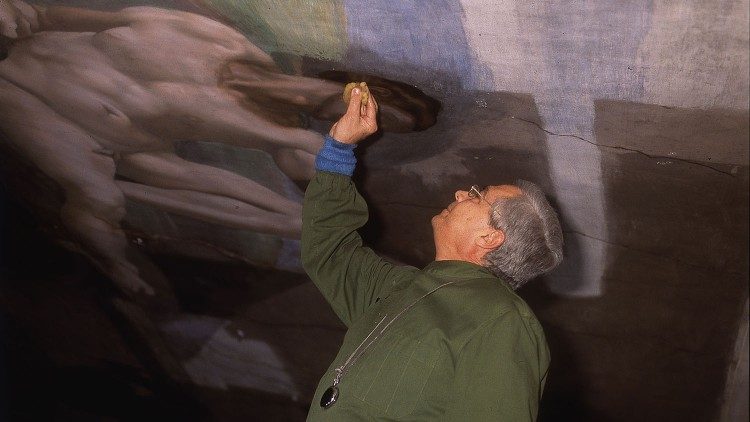 Gianluca Colaucci durante i lavori di restauro nella Cappella Sistina