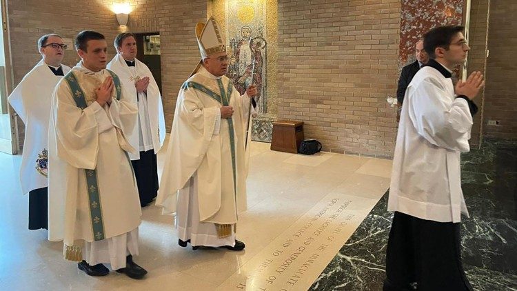 El sustituto de la Secretaría de Estado celebró la Misa de la Solemnidad de la Inmaculada Concepción con estudiantes y seminaristas