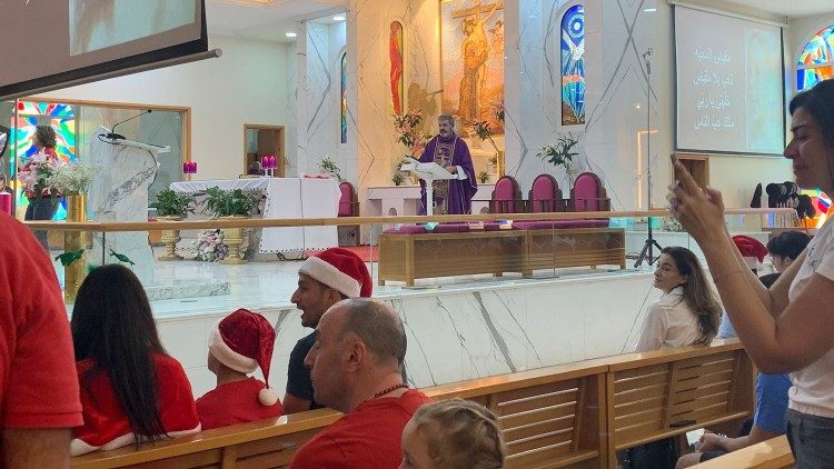 Padre Tanios celebra una messa per la comunità arabofona a San Francesco D'Assisi a Dubai