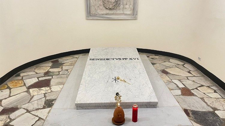 La tumba de Benedicto XVI se encuentra en las Grutas Vaticanas.