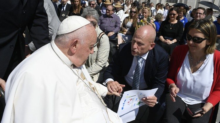 Remise des lettres des élèves de l'école FISDECO au Pape