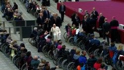 Папа приветствует волонтеров и подопечных Unitalsi