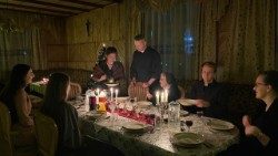 La petite communauté catholique de la ville de Korneevka au Kazakhstan partage un repas après la messe de Noël. 