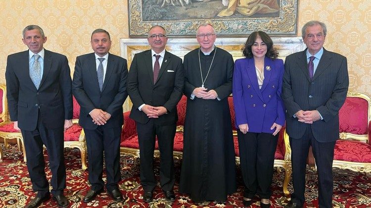 Parolin com embaixadores e delegada da Liga Árabe